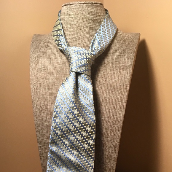 Men’s Tie and Handkerchief Set - Picture 2 of 4